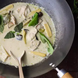 green curry in wok